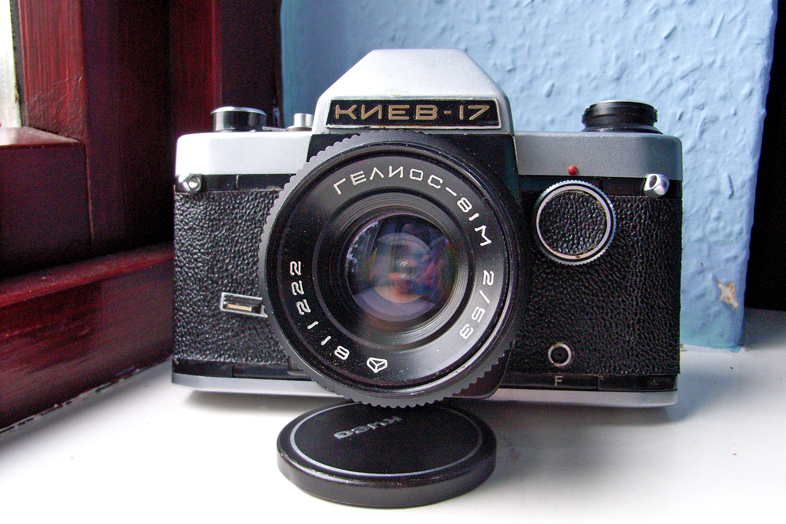 Image of Kiev-17 SLR with Helios-81 lens. Image by David Wright, CC BY 2.0